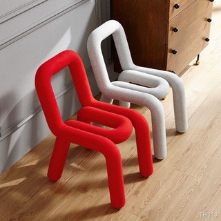 เก้าอี้รับประทานอาหารแบบเฉพาะบุคคลสีแดงแบบนอร์ดิก (Nordic designer ins net red) เก้าอี้รับประทานอาหารรูปทรงพิเศษ เก้าอี้