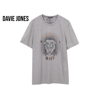 เสื้อยืดใหม่ 2022DAVIE JONES เสื้อยืดพิมพ์ลาย สีเทา สีเขียว ทรง Regular Fit Graphic Print T-Shirt in grey green TB0264TD