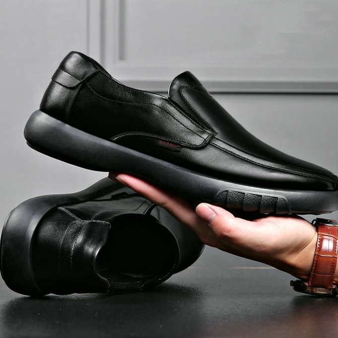 ภาพหน้าปกสินค้า2022 รองเท้าผู้ชาย รองเท้าหนัง แฟชั่น สีดำและสีกากี ไซส์ 40-44