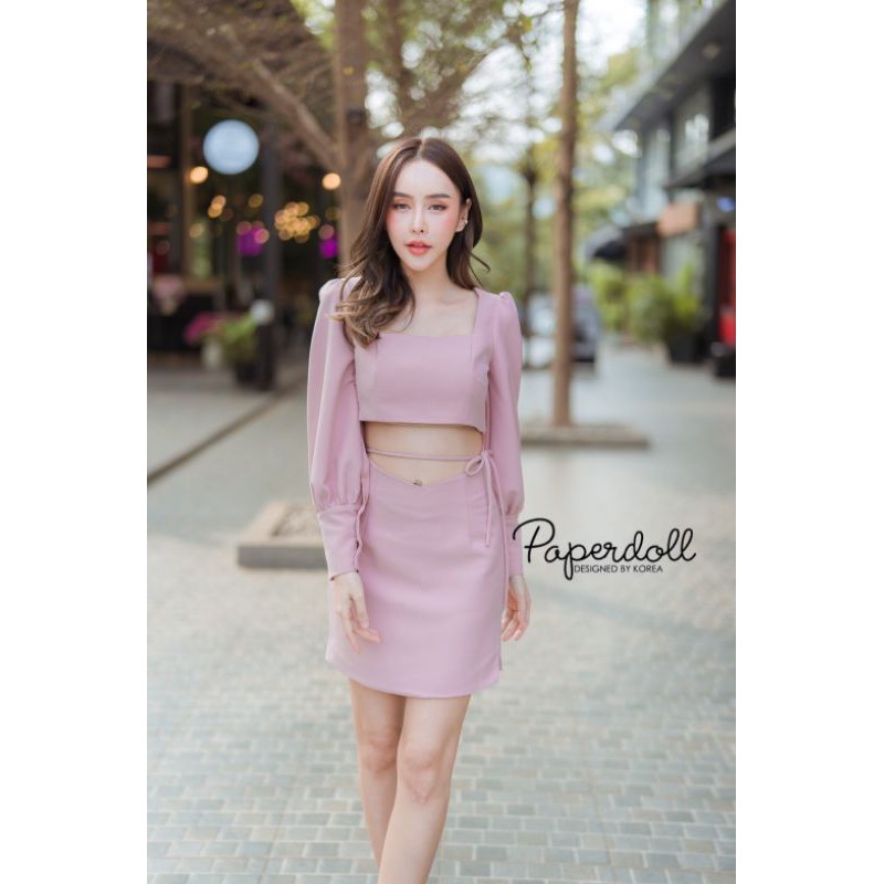 paperdoll-setเสื้อครอปคอเหลี่ยม-แขนยาวพองนิดๆเก๋-หลังมีสายผูก-แมทมาพร้อมกระโปรงเอวเว้าวีมีเชือกผูกเอว-ผ่าข้าง