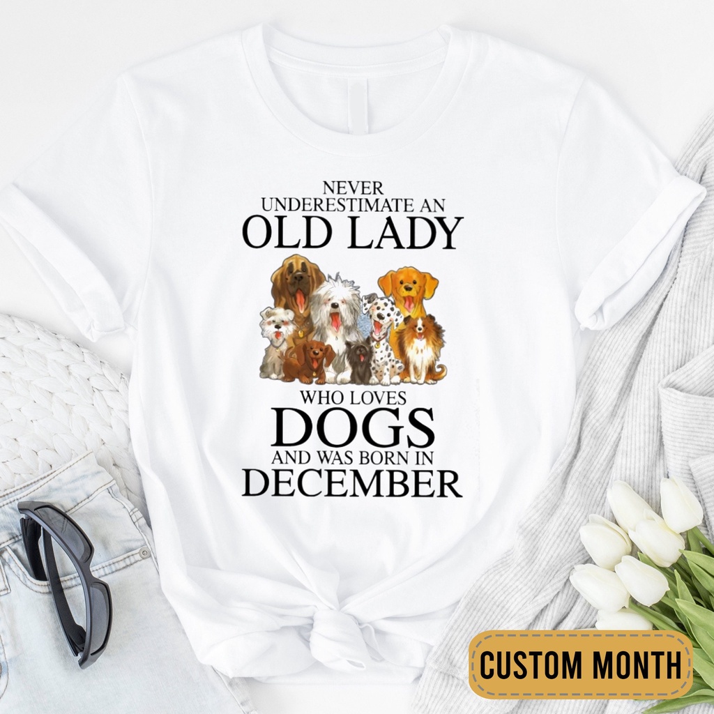 เสื้อยืดโอเวอร์ไซส์เสื้อยืด-ลาย-never-underestimate-an-old-lady-who-loves-dogs-and-was-born-in-december-ของขวัญวันเกิด-ส