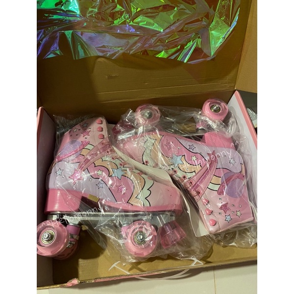 พร้อมส่งในไทย-ส่งฟรี-roller-skates-sugar-thrillz-โรลเลอร์สเก็ต-ลายกาแลคซี่-น่ารักปุ๊งปิ๊งไม่ซ้ำใคร