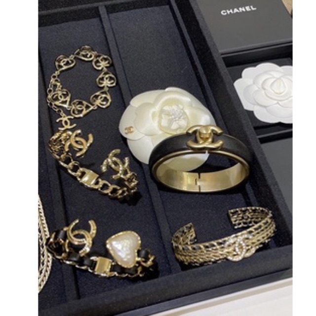 พรี-ราคา2100-chanel-bracelet-สร้อยข้อมือ-สายโซ่คล้องแบบตะขอ