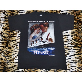 ผ้าฝ้ายแท้star tshirtเสื้อ TITANIC LEONARDO DICAPRIO-KATE WINSLET เสื้อลายภาพยนตร์ ลายหนังไทยทานิค ในรถอะ ไททานิคall siz