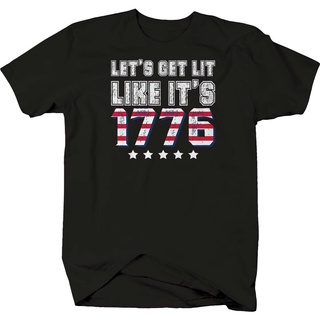 ผลิตภัณฑ์ใหม่👕เสื้อยืด พิมพ์ลายธงอเมริกัน Lets Get Lit Like Its 1776 แฟชั่นสําหรับผู้ชาย