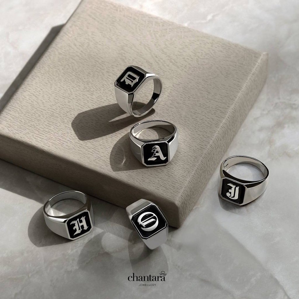 ภาพหน้าปกสินค้าแหวนตัวอักษร แหวนรมดำ แหวนชาย แหวนหญิง แหวนhandmade The Alphabet Classic Series (ตัวอักษร A-Z ได้ 1 ตัว) แถมผ้าเช็ดแหวน