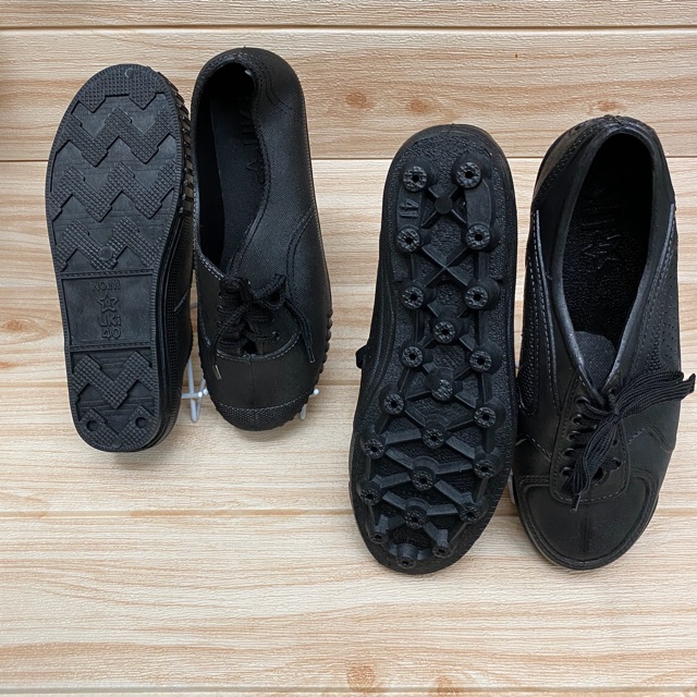 ภาพหน้าปกสินค้าUki รองเท้ายางผูกเชือก พื้นเรียบ111 /พื้นปุ่ม5000/9000 (37-43) จากร้าน wilai1_shoe บน Shopee