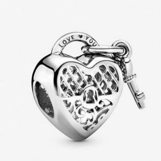 ภาพหน้าปกสินค้าPandora​ Silver​ Charms​ หัวใจกุญแจ ที่เกี่ยวข้อง
