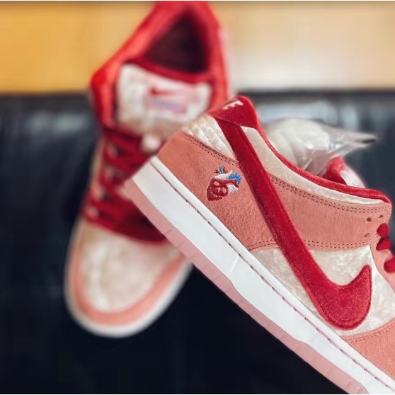 strangelove-x-nike-sb-dunk-low-pro-pink-qs-valentines-day-pink