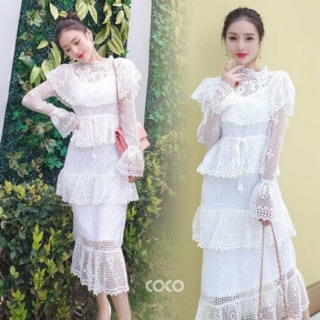 เดรสลูกไม้สีขาว แขนยาว ปลายแขนบาน กระโปรงเย็บแต่งผ้าเป็นชั้นๆ
