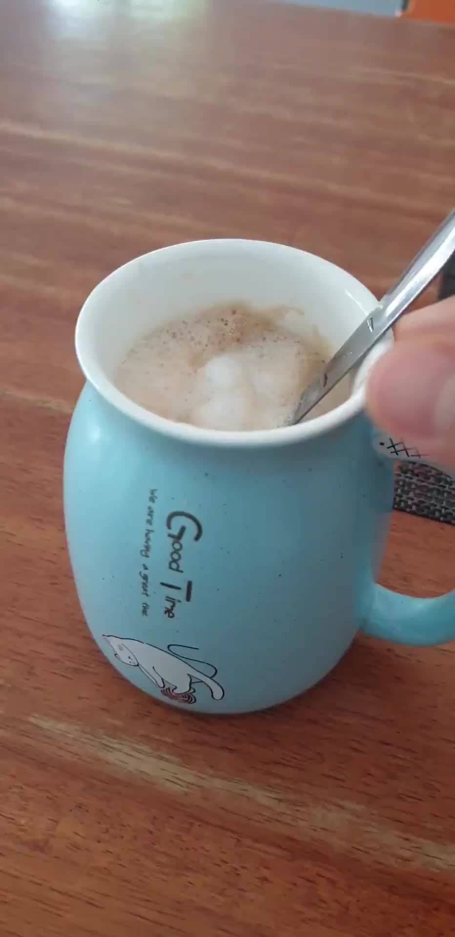 แก้วกาแฟ-แก้วกาแฟเซรามิค-ลายแมว-น่ารัก-ราคาถูก-ใช้ใส่เครื่องดื่มได้ทั้งร้อนและเย็น-มีหูจับ-มีฝาปิดไม้และช้อนสแตนเลส