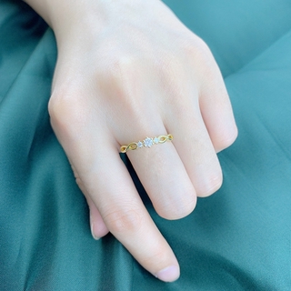 ภาพหน้าปกสินค้าZHOUYANG แหวนสำหรับผู้หญิงที่เรียบง่ายมินิเจ้าสาวแต่งงานเพทาย เครื่องประดับ สีทองแหวนของขวัญเครื่องประดับแฟชั่นขายส่ง R237 ที่เกี่ยวข้อง