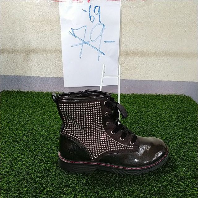 ภาพหน้าปกสินค้ารองเท้ามือสองขายในไลฟ์สเ จากร้าน nilubolkumwila บน Shopee
