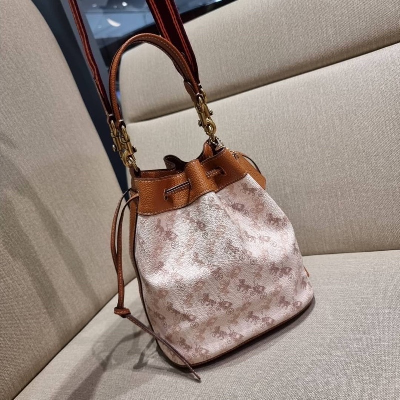 coach-c8465-field-bucket-bag-with-horse-and-carriage-print