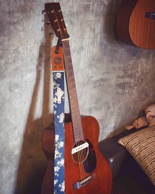 pink-blue-flora-guitar-strap