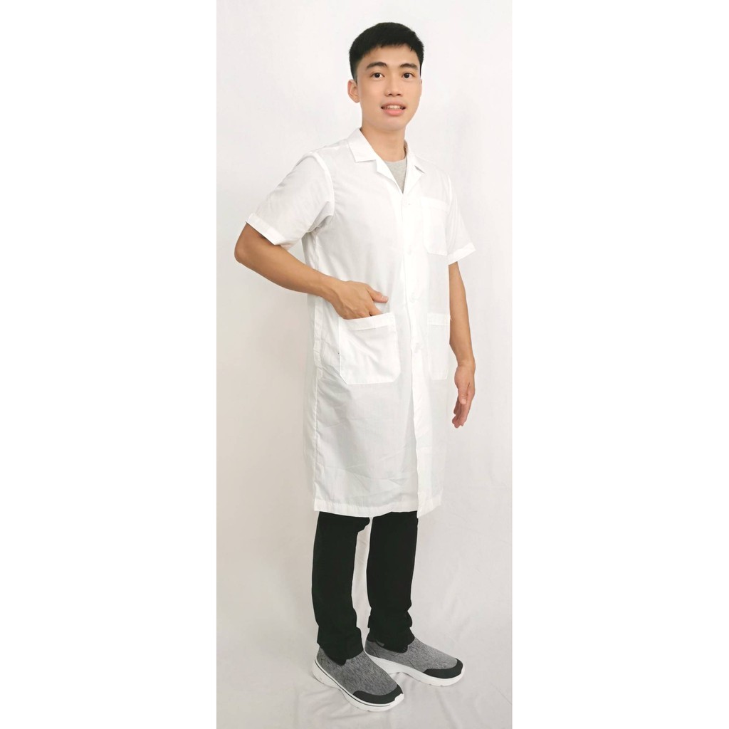 ภาพหน้าปกสินค้าเสื้อกาวน์ คอปกฮาวาย แขนสั้น ตัวยาว T/C210 เส้น สีขาว กระเป๋า 3 ใบ : UNISEX