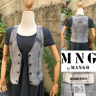 2sis1bro แบรนด์แท้ Mango Jeans เสื้อกั๊กยีนส์ สีดำ แต่งหมุอ มือสอง พร้อมส่ง sz M