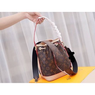 กระเป๋าสะพายข้าง​ Louis​ Vuitton