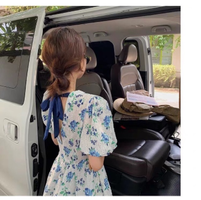 มินิเดรสสีขาว-งานผ้าฉลุลูกไม้สวยมากๆค่ะ-ดีเทลลายดอกไม้สีน้ำเงินฟ้า-แขนพองดอลลี่-งานซิปหลัง-ผูกโบว์น้ำเงินด้านหลัง
