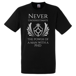เสื้อยืดโอเวอร์ไซส์เสื้อยืด คอกลม เข้ารูป พิมพ์ลาย Never Underestimate Power Of A Man With A Phd แฟชั่นสําหรับผู้ชายS-3X