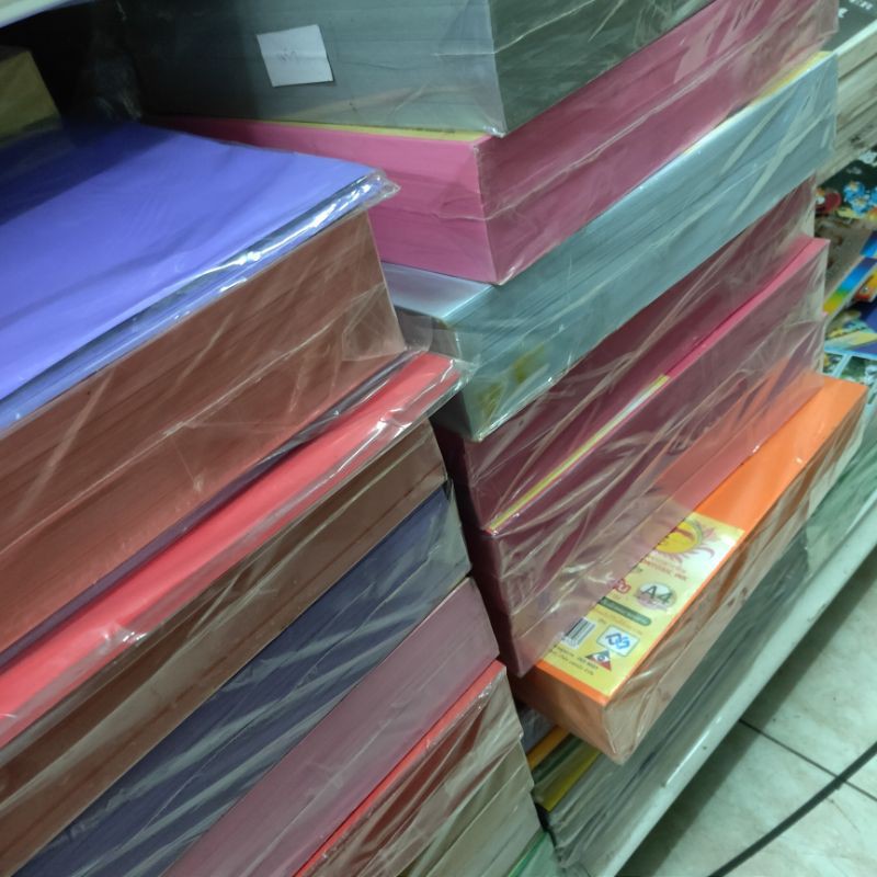 ภาพหน้าปกสินค้าแบบอ่อน สั่งขั้นต่ำ 30 แผ่น กระดาษสี เกรดกระดาษนอก สีสด เนื้อดี ปะฉีก 80 แกรม กระดาษสีโปสเตอร์ ขนาด A4 โอริกามิ จากร้าน sakthanat94 บน Shopee