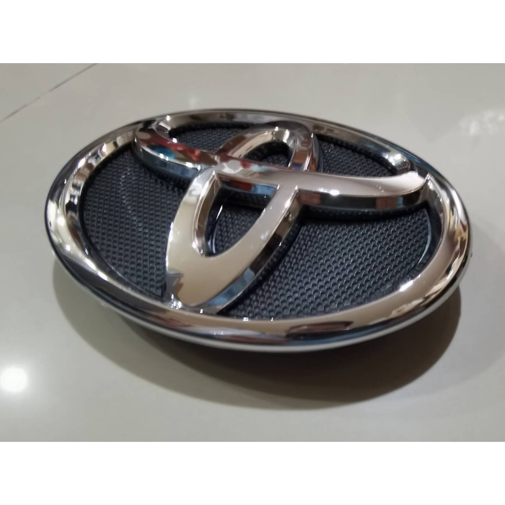 โลโก้-toyota-ขนาด-15-x-10-5-cm-มีพื้นหลังสีดำ-สำหรับ-หน้ากระจังรถโตโยต้าหลายรุ่น-มาร้านนี่จบในที่เดียว