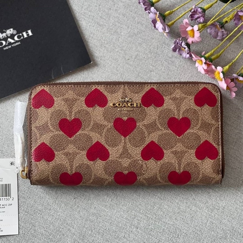 สด-ผ่อน-กระเป๋าสตางค์-ลายหัวใจ-c8547-coach-accordion-zip-wallet-in-signature-canvas-with-heart-print