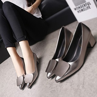 ภาพหน้าปกสินค้าใหม่รองเท้าหนังส้นหนาส้นสูงรองเท้าทำงานรองเท้าผู้หญิง ซึ่งคุณอาจชอบราคาและรีวิวของสินค้านี้