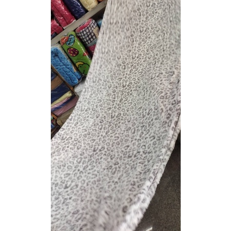 ลดราคา-ผ้าห่มลายเสือ-สีขาวเทา-60x70นิ้ว-199-บาท