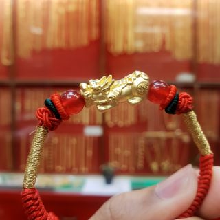 ภาพขนาดย่อของภาพหน้าปกสินค้ากำไลข้อมือ เชือกแดงปี่เซี้ยะดูดทรัพย์ ทองคำแท้99.99% มีใบรับประกัน จากร้าน penchamps บน Shopee ภาพที่ 2