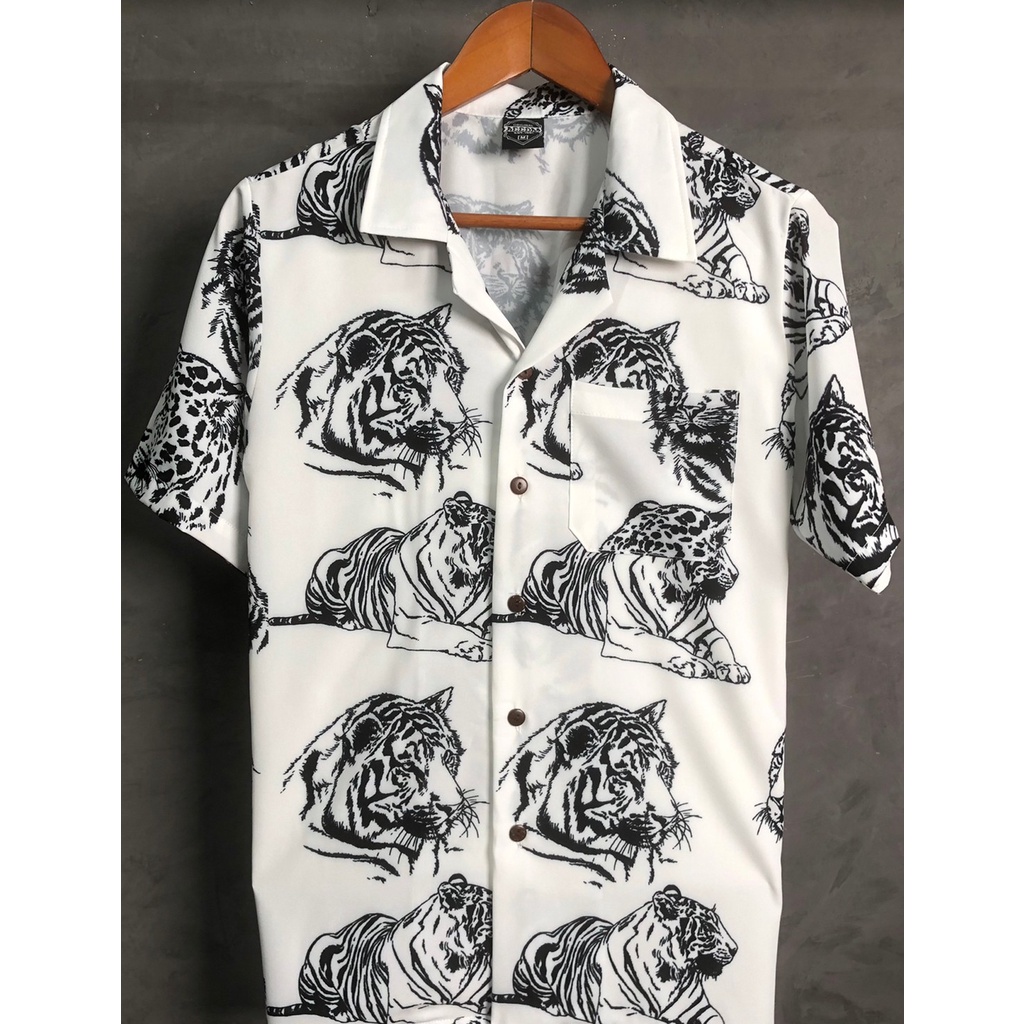 ภาพหน้าปกสินค้าHawaii เสื้อฮาวาย ผ้านิ่ม ไม่ต้องรีดใส่สบาย ผ้าไหมอิตาลี ลายเสือขาวดำ H285
