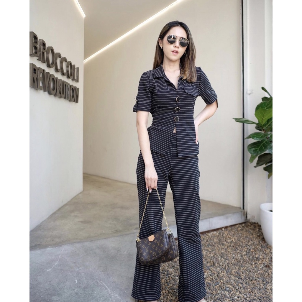 pairy-tale-set-เสื้อคอปกสีดำ-กางเกงขายาว-ลายทางดำขาว-เนื้อผ้ายืดได้-งานสวยมากๆ-ลุคนี้ใส่ได้ทุกวันจริงๆนะคะ-ใครได้ไป-คุ้ม