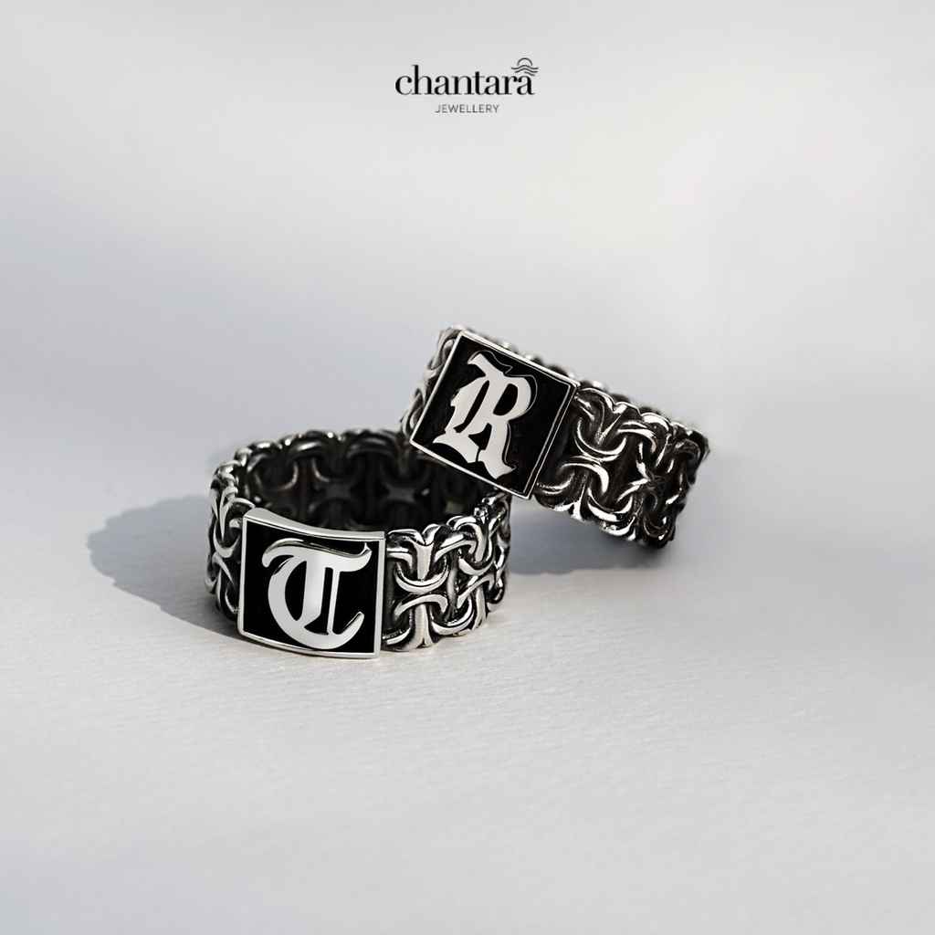 ภาพหน้าปกสินค้าแหวนตัวอักษร แหวนคู่ แหวนแฟชั่น แหวนรมดำ แหวนชาย แหวนหญิง แหวนคู่สลักชื่อ Chain Armor Ring (ตัวอักษร A-Z ได้1ตัว) ฟรีผ้า