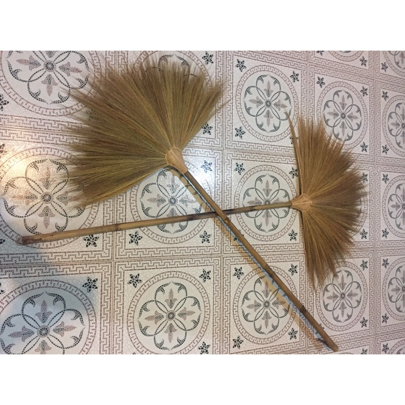 ภาพหน้าปกสินค้าไม้กวาด ดอกหญ้าแบบหนา ด้ามยาว 120cm งานแฮนเมคใช้ดีใช้นานใช้ทน จากร้าน piya_katae บน Shopee
