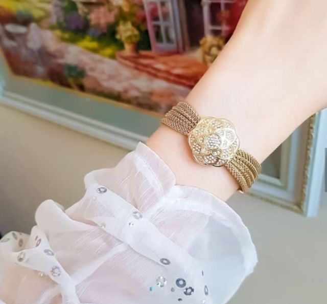 สด-ผ่อน-นาฬิกาสีทอง-มีฝาคริสตัลครอบหน้าปัด-ak-1046chcv-anne-klein-womens-swarovski-crystal-accented-watchปัด-20-mm