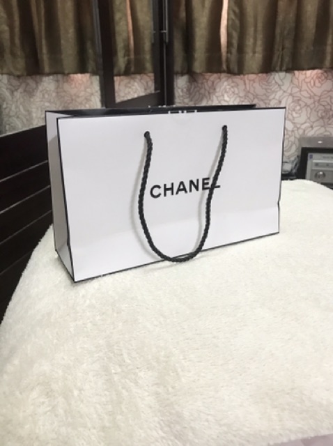 ถุงกระดาษ-chanel-ของแท้-ประดับดอกคามิเลียสีทอง