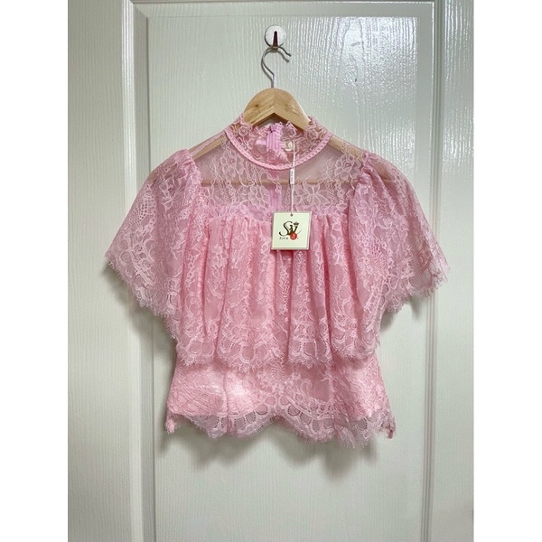 ชุดไทยประยุกต์ Sirasiri เสื้อลูกไม้ระบายสีชมพู ผ้าถุงไหมแพรทิพย์ลายยกดอก หวานละมุน มุมมองที่ 6