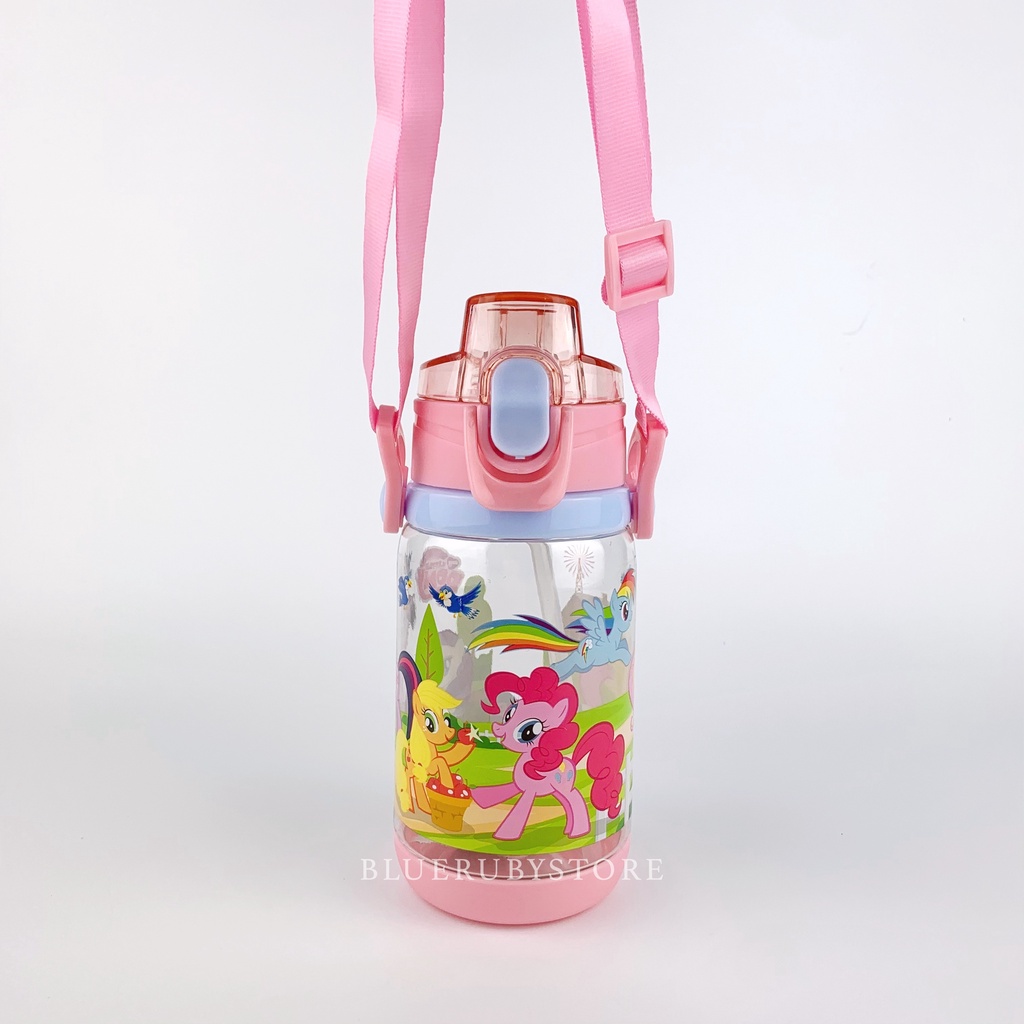 พร้อมส่ง-กระติกน้ำหลอดเด้ง-400ml-ขวดน้ำลายการ์ตูน-มีสายสะพาย-กระบอกน้ำเด็กพกพา-bpa-free-water-bottle-bluerubystore