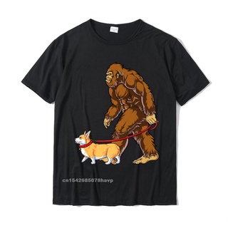 เสื้อยืดสีขาวเสื้อยืดลําลอง ผ้าฝ้าย แขนสั้น พิมพ์ลาย Bigfoot Dog Walk Corgi Sasquatch Lover พรีเมี่ยม สําหรับผู้ชายS-4XL