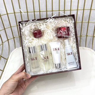 ภาพหน้าปกสินค้า【 Beauty Shop 】SK/SK-II/SK2 crystal clear classic gift box 6-piece set  SK/SK-II/SK2 กล่องของขวัญคริสตัลใสสุดคลาสสิก ชุด 6 ชิ้น ที่เกี่ยวข้อง