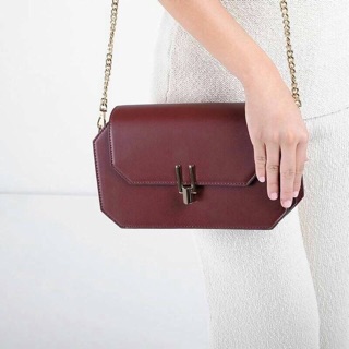 CHARLES &amp; KEITH METALLIC CLASP CLUTH (outlet)ของแท้