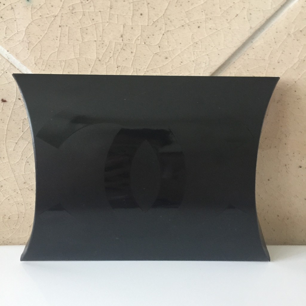 กล่องกระดาษ-กล่อง-แบรนด์-chanel-ของแท้-มาจาก-shop-ด้านนึงเป็นสีขาว-อีกด้านเป็นสีดำ-ใส่เครื่องประดับ-ใส่ตุ้มหู-ใส่สร้อย