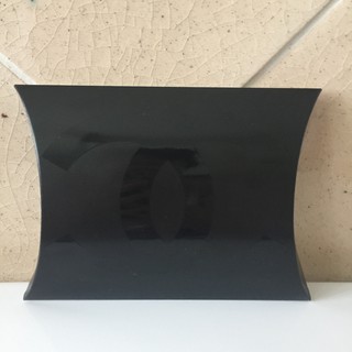 กล่องกระดาษ กล่อง แบรนด์ CHANEL ของแท้ มาจาก shop ด้านนึงเป็นสีขาว อีกด้านเป็นสีดำ ใส่เครื่องประดับ ใส่ตุ้มหู  ใส่สร้อย