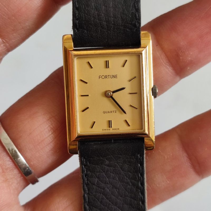 นาฬิกาสวิสมือสอง Fortune ทรง tank ระบบ quartz เรือนสีทอง เรียบหรู