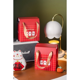 กล่องขนมลายแมวมงคลสีแดงพร้อมหูหิ้ว แพค 5 ใบ ขนาดกล่อง 14X11.5X15.5 ซม.