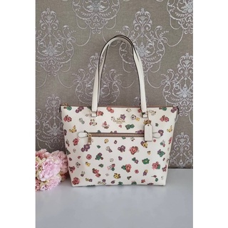 (ผ่อน0%) กระเป๋าสะพาย Coach Gallery Tote With Spaced Floral Field Print CA618 สีขาว ลายดอกไม้