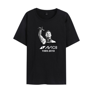 เสื้อยืดคอกลม แขนสั้น พิมพ์ลาย Sweden DJ avicii avicii เข้ากับทุกการแต่งกาย สําหรับผู้ชายS-5XL