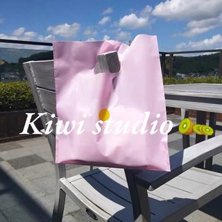 KiwiStudio (แพ็คละ 50 ชิ้น) ถุงหูหิ้วถุงพลาสติก ถุงขยายข้าง กว้าง 20 สูง 20 ด้าน 4/S (SK0003)