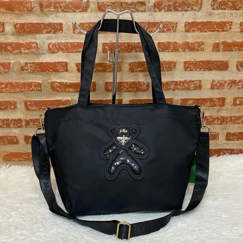 กระเป๋าทรง-tote-จากแบรนด์-prada-size-m