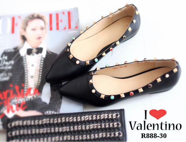 รองเท้าคัชชู-สไตล์-valentino-หนังนิ่มตอกหมุด